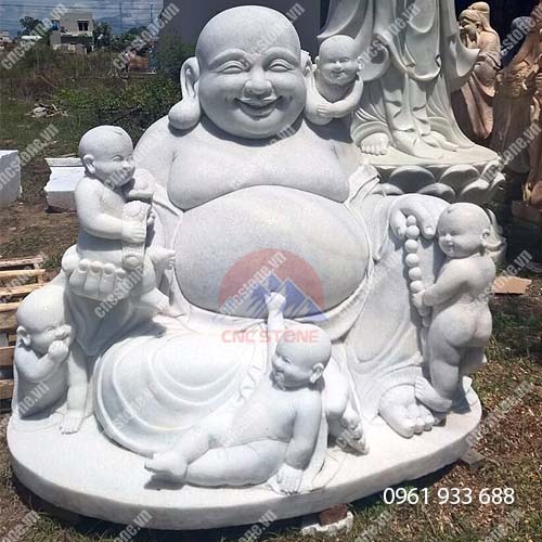 Tượng phật Di Lặc vui chơi cùng trẻ nhỏ