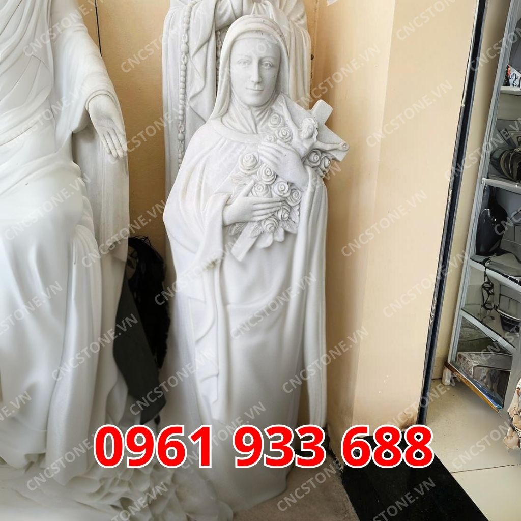 Tượng Thánh Teresa bằng đá