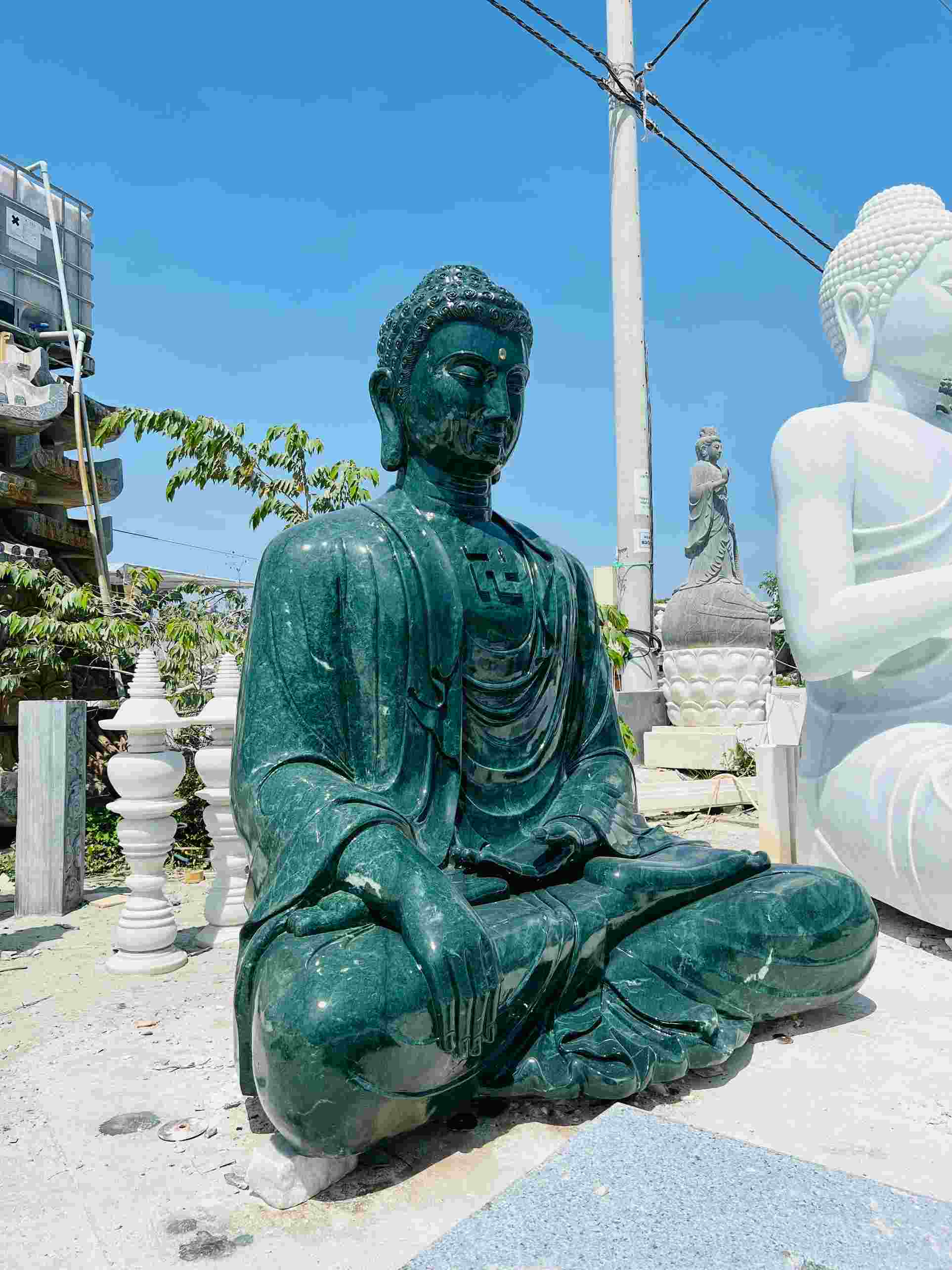 Tượng Phật Thích Ca Mâu Ni bằng đá xanh ngọc